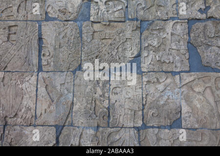 Ripristinato pannelli decorativi da Pelota palla al Mayan Chichen Itza sito in Messico Foto Stock