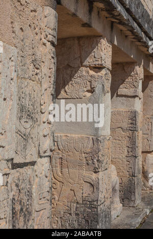 Intricati pannelli in pietra rinvenuti presso i Maya Chichen Itza sito culturale sulla penisola dello Yucatan del Messico Foto Stock