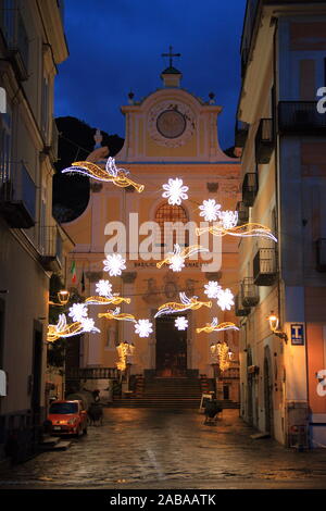Minori ,SA,Italia - Novembre 24,2019 : la facciata della Basilica di Santa Trofimena in Minori e le luci di Natale Foto Stock