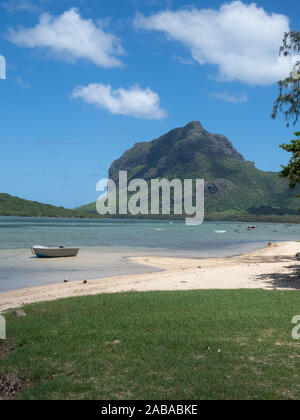 Vista di Le Morne rock sulla baia in Mauritius Foto Stock