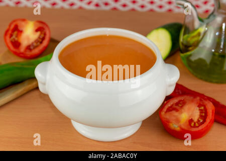 Gazpacho. Di stile Spagnolo zuppa di pomodori e altri ortaggi e legumi e spezie, servito freddo. Foto Stock