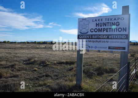 Lago Tekapo caccia concorrenza queens compleanno segno. Te Araroa Trail alternative di percorso su strada Statale 8. Isola del Sud. Nuova Zelanda Foto Stock