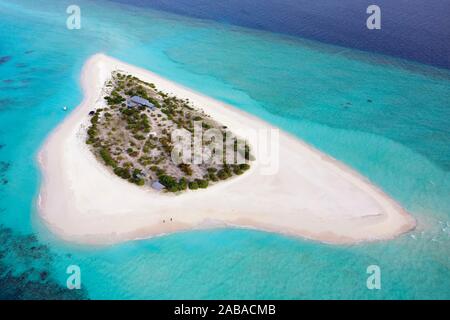 Vista aerea, isola disabitata per escursioni, isole Maldive, escursione isola con ampia spiaggia di sabbia, Maldive Foto Stock