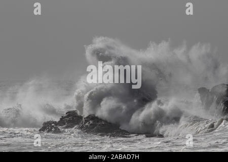 Mare mosso schizzi d'onda. Portoghese settentrionale costa rocciosa Foto Stock