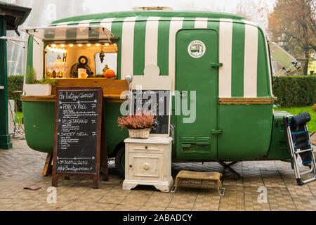 Milano, Italia - 11 Novembre 2018: Cibo carrello mobile, drink e snack van in una strada di Milano Foto Stock