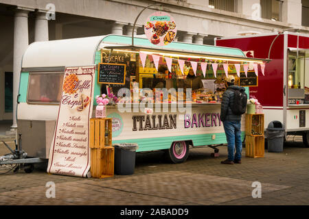 Milano, Italia - 11 Novembre 2018: Cibo carrello mobile, drink e snack van in una strada di Milano Foto Stock