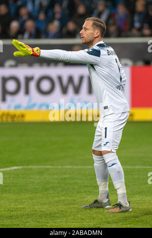 SINSHEIM, Germania - 24 novembre: il portiere Oliver Baumann (TSG 1899 Hoffenheim) al calcio, Bundesliga 2019/2020 - TSG 1899 Hoffenheim v 1. FSV Maiz 05 all'Arena PreZero su Novembre 24, 2019 a Sinsheim (Germania). Foto Stock