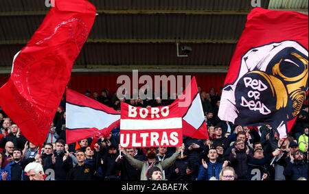 I fan di Middlesbrough mostrano il loro supporto nelle gabbie durante il cielo di scommessa match del campionato al Riverside Stadium, Middlesbrough. Foto Stock