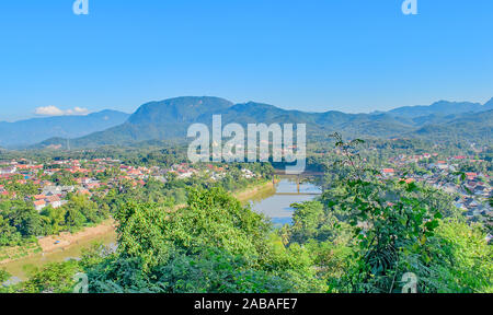 Una alta vista da Phou Si Hill-Luang Prabang-Laos in tutta la città e ponti Foto Stock