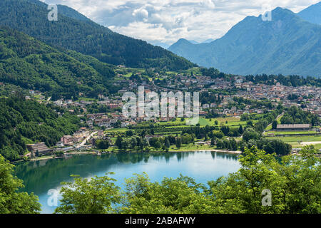 Vista aerea della cittadina di Levico Terme con la Lake (lago di Levico) e le montagne delle Alpi. Trentino Alto Adige, Italia, Europa Foto Stock