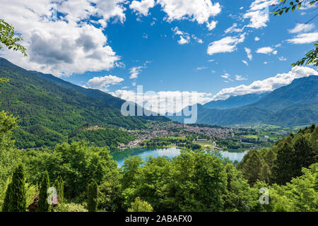 Vista aerea della cittadina di Levico Terme con la Lake (lago di Levico) e le montagne delle Alpi. Trentino Alto Adige, Italia, Europa Foto Stock