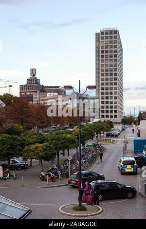 Vista del Harenberg-Center e il Dortmunder U dal piazzale della stazione ferroviaria principale di mattina Foto Stock