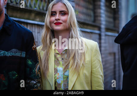 Milano, Italia- Febbraio 22 2019: Valentina Ferragni sulla strada durante la settimana della moda di Milano. Foto Stock