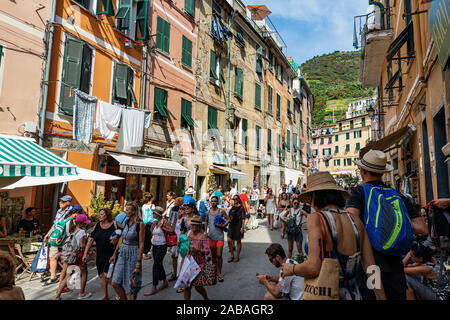 Il centro del borgo antico di Vernazza con molti turisti, Cinque Terre, parco nazionale in Liguria, La Spezia, Italia, Europa. UNESCO patrimonio dell'umanità Foto Stock