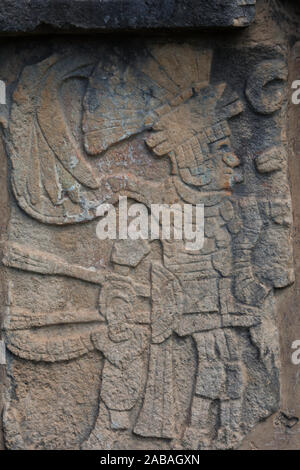 Intricati pannelli in pietra rinvenuti presso i Maya Chichen Itza sito culturale sulla penisola dello Yucatan del Messico Foto Stock