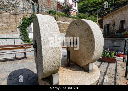 Due antiche macine in pietra per la produzione di olio di oliva nell antico borgo di Vernazza. Cinque Terre, parco nazionale in Liguria, La Spezia, Italia, Europa Foto Stock