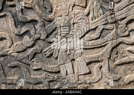 Intricati pannelli in pietra rinvenuti presso i Maya Chichen Itza sito culturale sulla penisola dello Yucatan del Messico Foto Stock