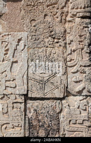 Intricati pannelli in pietra rinvenuti presso i Maya Chichen Itza sito culturale sulla penisola dello Yucatan del Messico Foto Stock