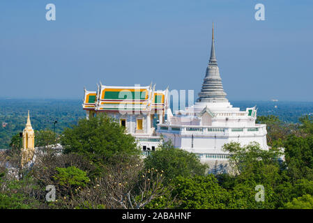 Vista l'antico tempio buddista di Wat Phra Kaew e stupa Phra Sutthasela Chedi. giornata di sole. Royal Hill (Phra Nakhon Khiri). Phetchaburi, Thailandia Foto Stock