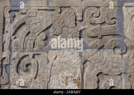 Ripristinato pannelli decorativi da Pelota palla al Mayan Chichen Itza sito in Messico Foto Stock