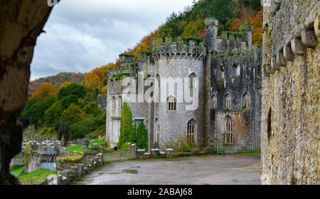 I derelitti Gwrych Castle, vicino, Abergele, nella contea di Conwy. Presa nel novembre 2019. Foto Stock