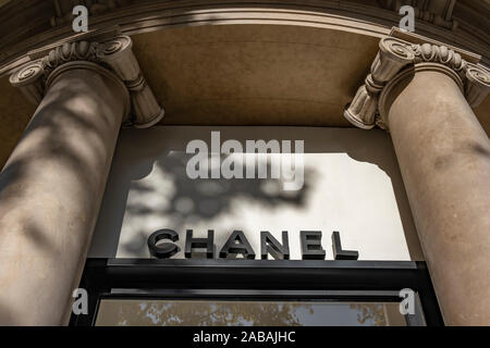 Il logo di Chanel, una società francese specializzata nella progettazione e nella produzione di lusso e di haute couture elementi, visto al Passeig de Gràcia store.Un viale di poco più di un chilometro, il Passeig de Gràcia store riunisce i più importanti marchi commerciali nel mondo della moda e accessori di lusso. Venerdì nero campagna commerciale determina l'inizio del più significativo periodo di vendita orientata al periodo natalizio. Foto Stock