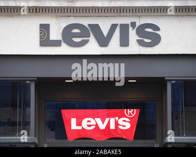 LONDON, Regno Unito - CIRCA NEL SETTEMBRE 2019: Levi's sign Foto Stock