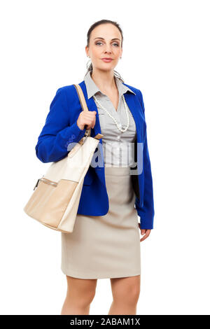 Eine huebsche Geschaeftsfrau mit beiger Handtasche vor weissem Hintergrund Foto Stock