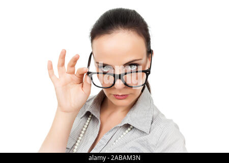 Eine huebsche Geschaeftsfrau mit Brille vor weissem Hintergrund Foto Stock