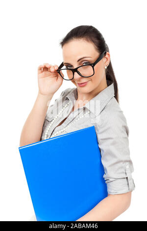 Eine huebsche Geschaeftsfrau mit Brille und blauem Ordner vor weissem Hintergrund Foto Stock