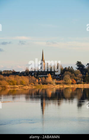 Kings sutton chiesa riflessa in acqua di inondazione in tutta la valle di cherwell in autunno. Kings Sutton, Nr Banbury, Northamptonshire, Inghilterra Foto Stock