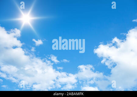 Ein blauer Himmel mit weissen Wolken Foto Stock