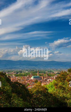 Vista di Vicenza attraverso i boschi circostanti, con la famosa Basilica rinascimentale Palladiana nel centro Foto Stock