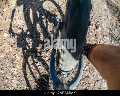 Percorso per mountain bike paesaggio. Ruota posteriore di bicicletta pedalando © (© Foto: LuisGutierrez / NortePhoto.com) Paisaje de ruta de Ciclismo de Montaña. Foto Stock