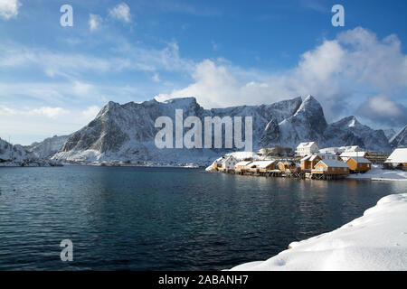Im Winter auf den Lofoten an der Stadt Sakrisoy nei in Norwegen. Foto Stock