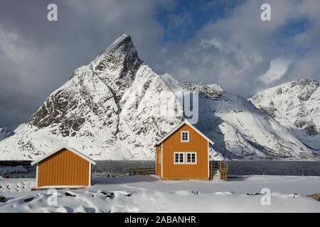 Im Winter auf den Lofoten an der Stadt Sakrisoy nei in Norwegen. Foto Stock