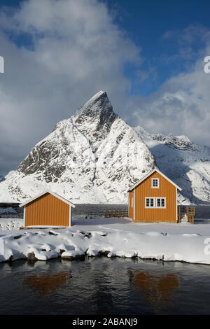 Im Winter auf den Lofoten an der Stadt Sakrisoy nei in Norwegen. Foto Stock
