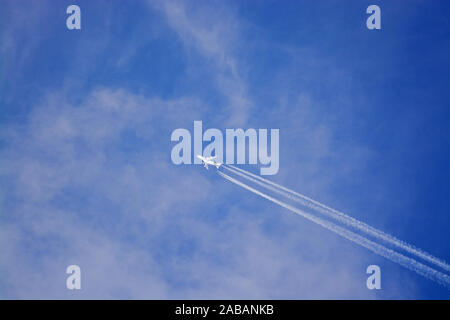 Passagierflugzeug mit Kondensstreifen am Himmel Foto Stock