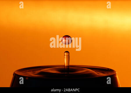 Wassertropfen Bierglas im Foto Stock