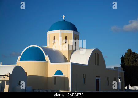 Oia auf der Insel Thira, oder Thera, ist eine kleine Stadt auf dem giechischen Archipel Santorin auf den Kykladen. Foto Stock