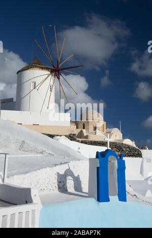 Oia auf der Insel Thira, oder Thera, ist eine kleine Stadt auf dem giechischen Archipel Santorin auf den Kykladen. Foto Stock