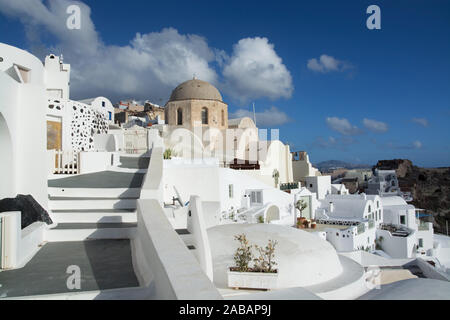 Oia auf der Insel Thira, oder Thera, ist eine kleine Stadt auf dem giechischen Archipel Santorin auf den Kykladen. Foto Stock