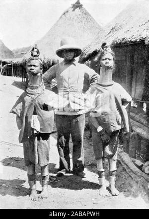 Ritratto di mezzitoni di un Europeo visitando le donne del intheir Padaung village durante il Principe di Galles's tour dell India in 1906 Foto Stock