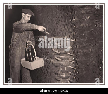 L'annata 1900 vino Americano lavoratore in cantina che stabilisce le bottiglie di vino vino-- fraternità azienda vitivinicola, Americhe più antica cantina la Brotherhood Winery è una cantina in Washingtonville, New York. Con la sua prima annata commerciale prodotta nel 1839, è comunemente riconosciuto di essere la più antica cantina operativi negli Stati Uniti della cantina slogan è "America la più antica vineria'. Foto Stock