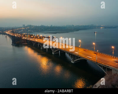 Sera autunno Voronezh. Vogresovsky ponte sul fiume Voronezh, vista aerea. Foto Stock