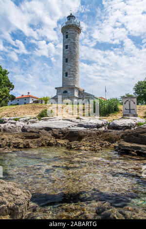 Savudrija ist ein kleiner Badeort in Kroatien an der Nordwestspitze der Halbinsel Istrien. Wahrzeichen des Ortes ist der Leuchtturm, der älteste und n Foto Stock