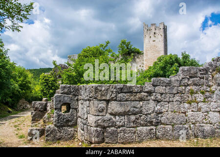 Dvigrad ist eine verlassene Ruinenstadt in der Gemeinde Kanfanar im kroatischen Teil der Halbinsel Istrien. Foto Stock