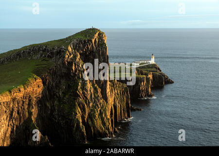 Punto Neist ist eine kleine Halbinsel auf der schottischen Insel Skye und markiert mit ihrem Leuchtturm den westlichsten Punkt der Insel. Foto Stock