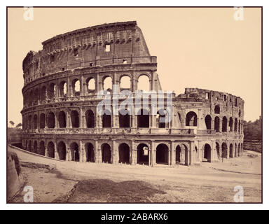 Il Colosseo Roma Italia c1870's Vintage B&W immagine XIX C fotografata da Fratelli Alinari (Italiano studio fotografico e l'editore, 1854-1920) Colosseo costruito intorno al 75-80 annuncio Roma, Lazio, Italia (romano antico stile italiano) Colosseo, Roma, Italia Foto Stock