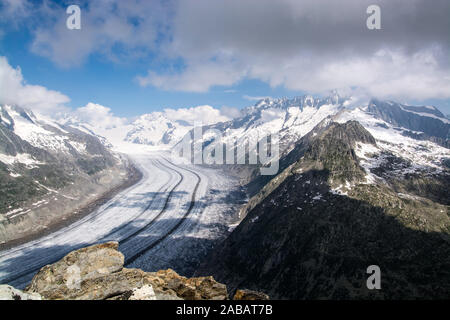 Der Grosse Aletschgletscher ist der grösste flächenmässig und längste Gletscher der Alpen. Er befindet sich auf der Südabdachung der Berner Alpen im K Foto Stock